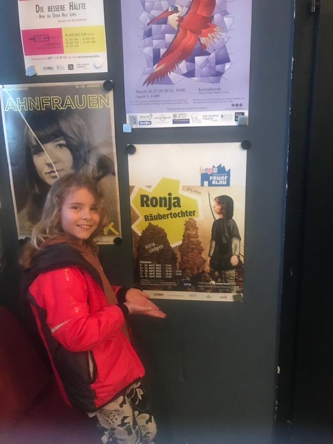 Amalia Wagner vor dem Plakat von der Produktion Ronja Räubertochter