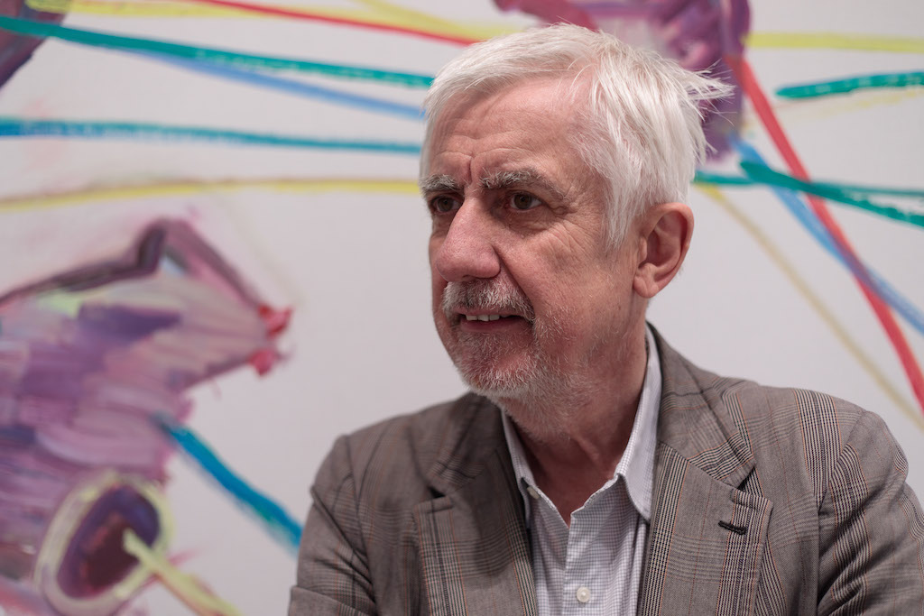 Peter Pakesch vor einem Werk von Maria Lassnig