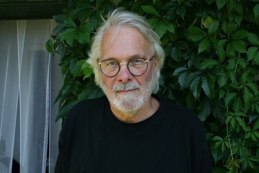 Der Autor Gerhard Roth vor seinem Anwesen in der Südweststeiermark