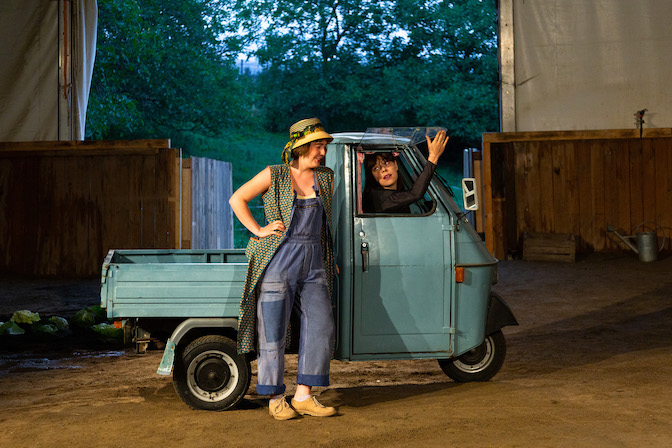 Fotocredit: Mareike Kremsner und Jula Zangerer als Flora Baumscheer und Constantia. (Credits: Sofie Hütter)