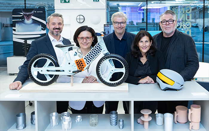 Fotocredit: v.l. Ing. Thomas Lausegger (Zumtobel, Leiter Vertriebszentrum Graz), Prof. Dr.in Sandra Holasek (Abgeordnete zum steirischen Landtag, Sprecherin für Kultur, Wissenschaft und Forschung), Prof. Mag.art. Thomas Feichtner (Studiengangsleiter Industrial Design, FH JOANNEUM), Monika Holzer, MBA (Bene, Regional Sales Manager), Mag. Eberhard Schrempf (Geschäftsführer Creative Industries Styria), Credit: GEOPHO