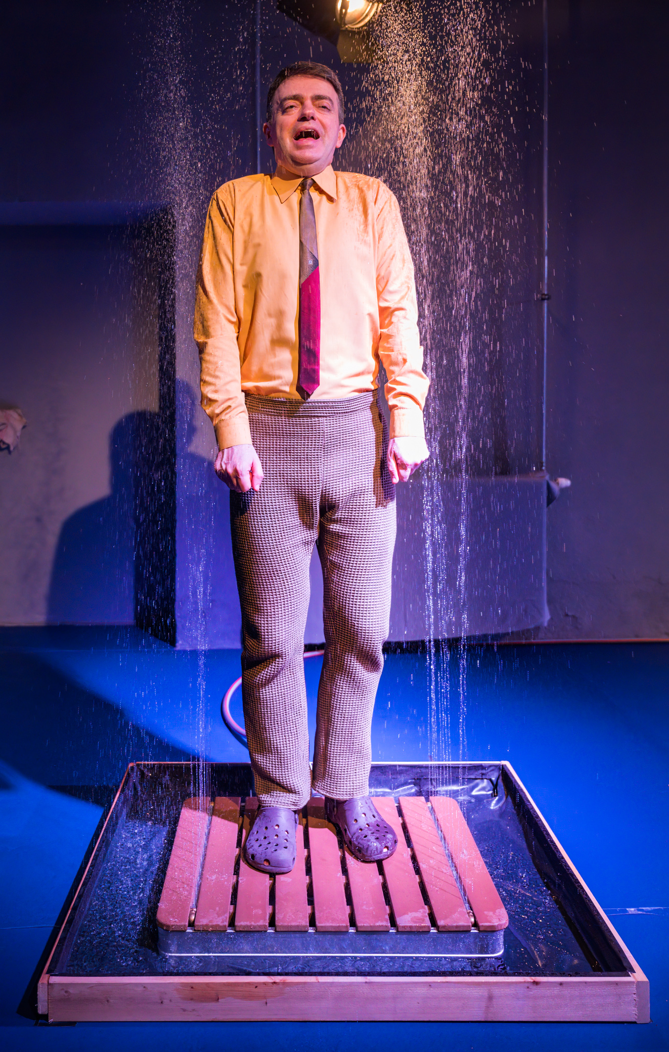 Fotocredit: Credit Johannes Gellner (Jacob Banigan) Wasser auf die Mühlen der Demütigung