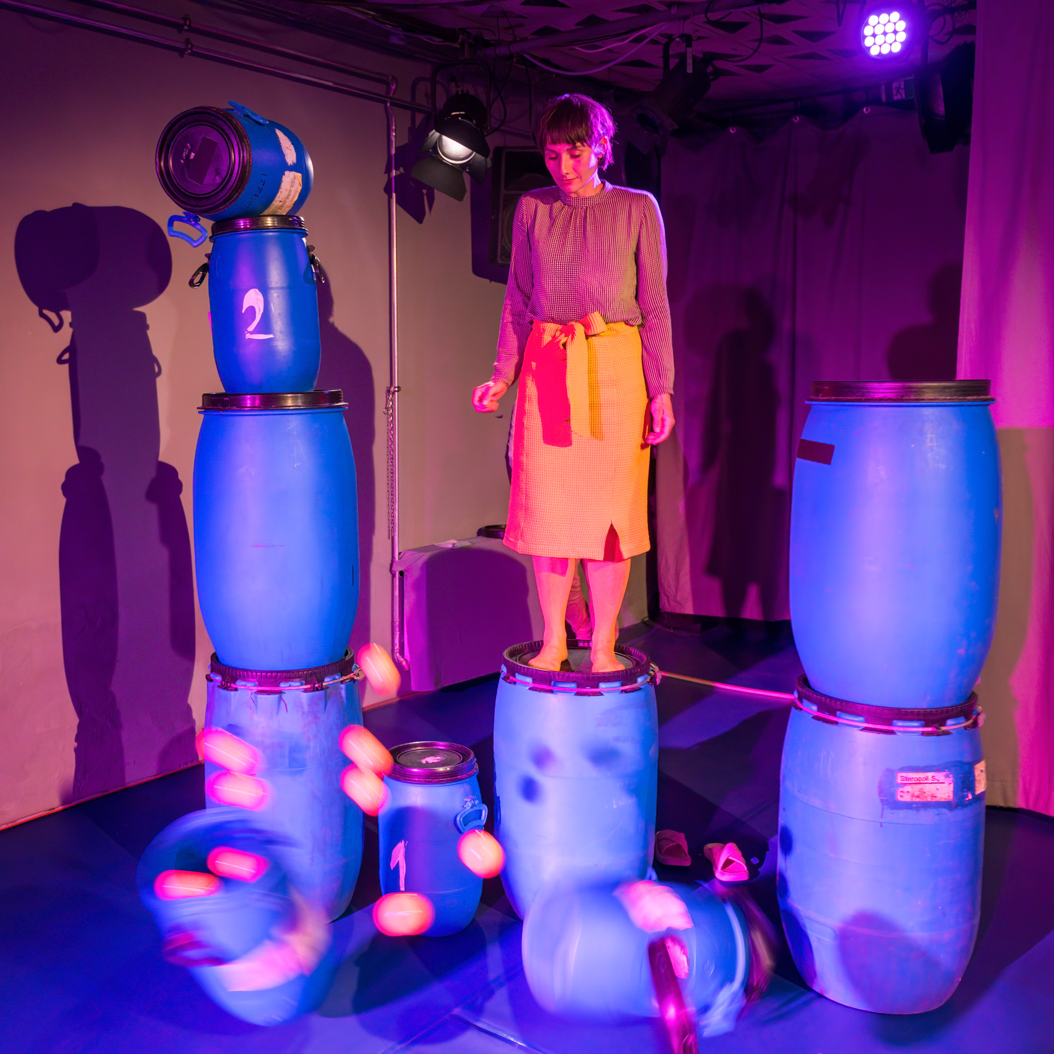 Helene Thümmel als Mittelpunkt im Tor der Fass-Skulptur