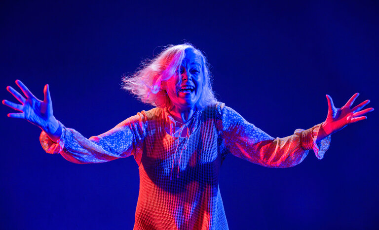 Liz verflucht die Welt