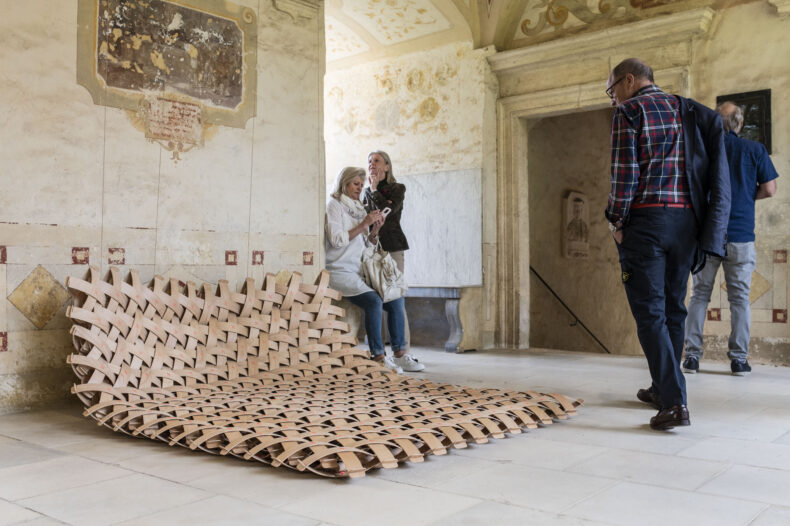 Die Ausstellung Wood Land war beim designmonat Graz 2024 auf Schloss Hollenegg zu sehen (Credit: Miriam Raneburger)