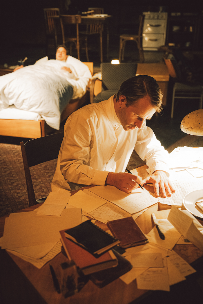 Fotocredit: Željko Marović, Tim Breyvogel. (Credit: Schauspielhaus Graz, Lex Karelly) Kafka | Heimkehr, Schauspielhaus Graz, Szene.