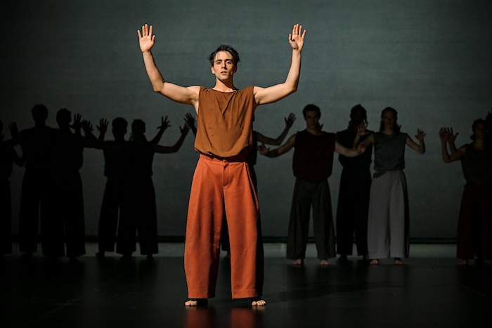 Fotocredit: SACRE! Le Sacre du printemps. Choreographie George Céspedes. Gionata Sargentini und Ensemble. (Credit: Andreas Etter) SACRE! Le Sacre du printemps. Choreographie George Céspedes. Gionata Sargentini und Ensemble. (Credit: Andreas Etter)