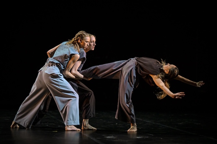 Fotocredit: SACRE! Le Sacre du printemps, Choreographie: George Céspedes, Kirsty Clarke, Savann Haberlandt, Barbora Kubatova. (Credit: Andreas Etter) SACRE! Le Sacre du printemps, Choreographie: George Céspedes, Kirsty Clarke, Savann Haberlandt, Barbora Kubatova.