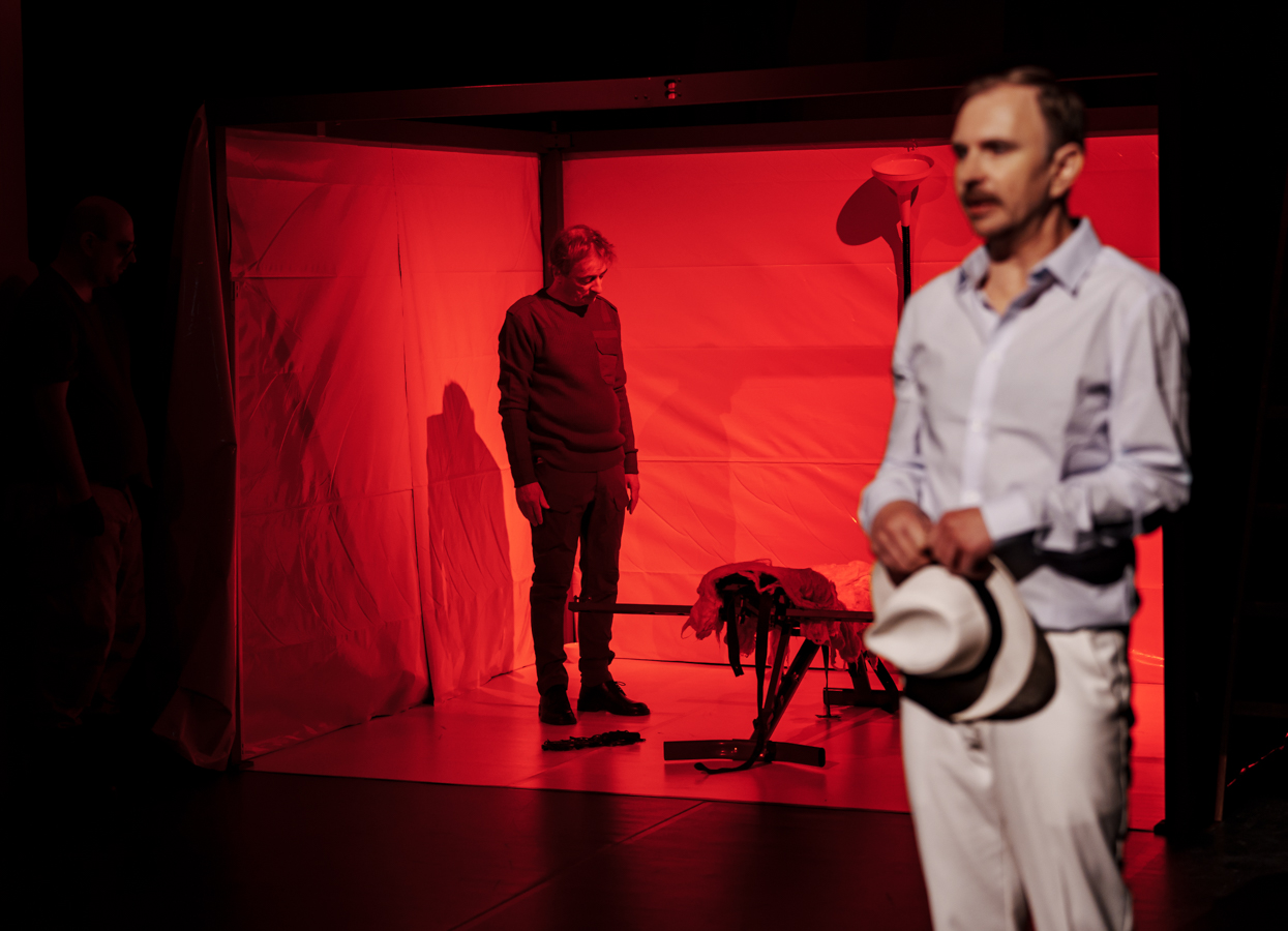 Kritik: In der Strafkolonie, Theater Quadrat