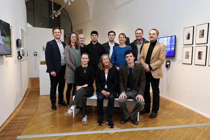 Elisabeth Fiedler (Leitung KiÖR) mit dem Team von KIÖR, der Geschäftsführer des Universalmuseums Joanneum und Künstler*innen von "OFFENE FELDER"