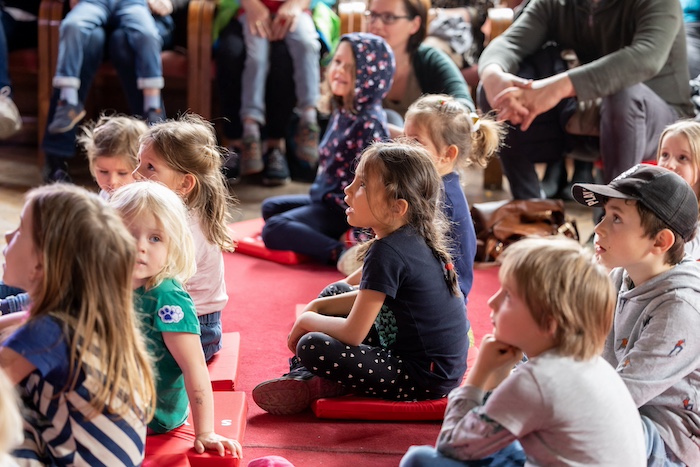 Kinder lauschen beim Sitzkissenkonzert im Styriarte.STUDIO im Palais Attems.