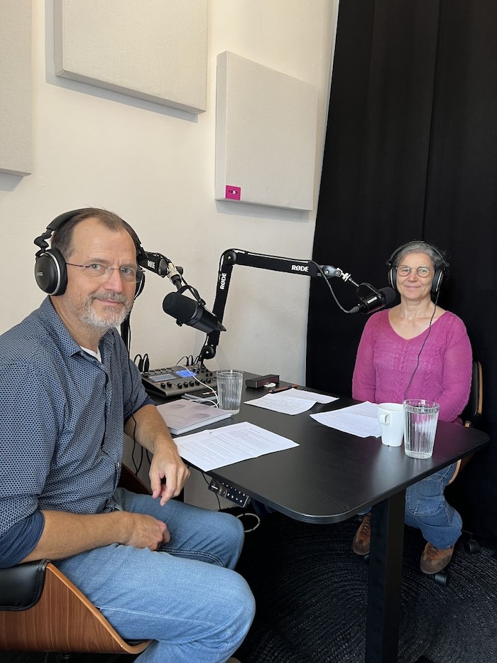 Werner Schandor mit der Klangkünstlerin Clara Oppel im Podcast-Studio DAS POD