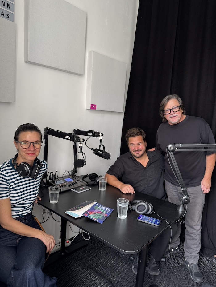 Die Moderatorin Lydia Bißmann mit David Reumüller und Karl Stocker im Podcast-Studio DAS POD