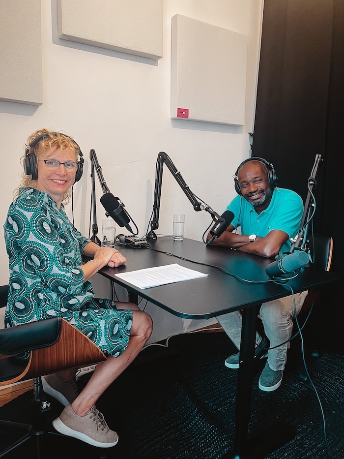 Fred Ohenhen bei der Aufnahme mit Mag. Petra Sieder-Grabner