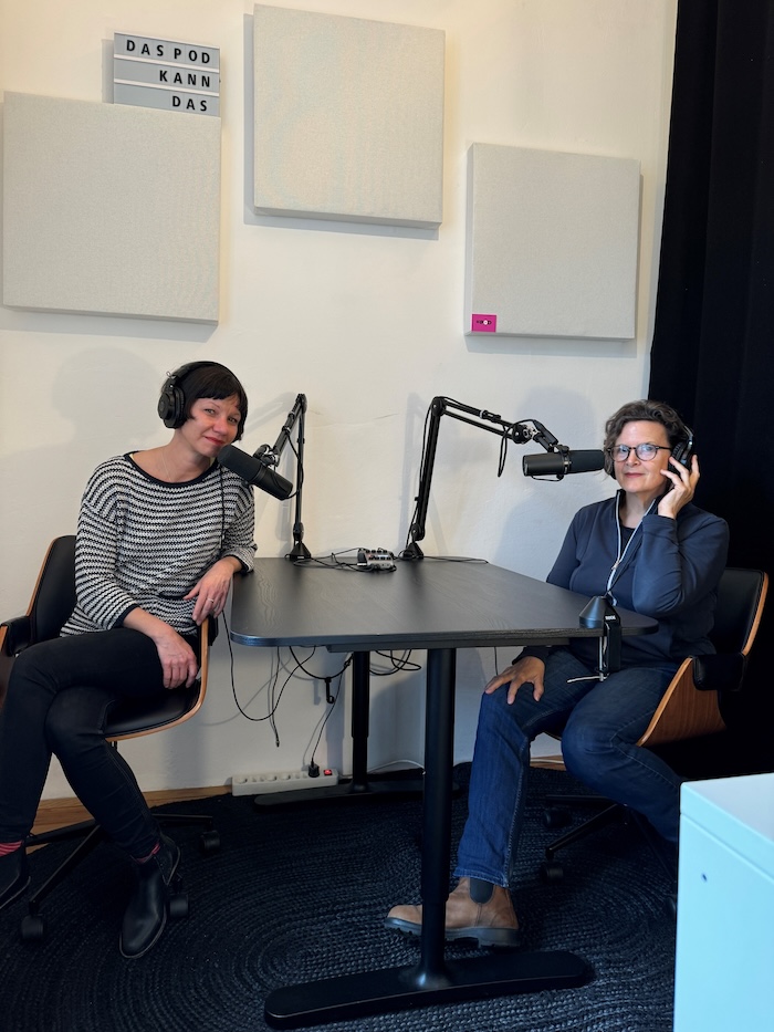 Die Stadtschreiberin Andrea Scrima im Podcaststudio mit Lydia Bißmann.
