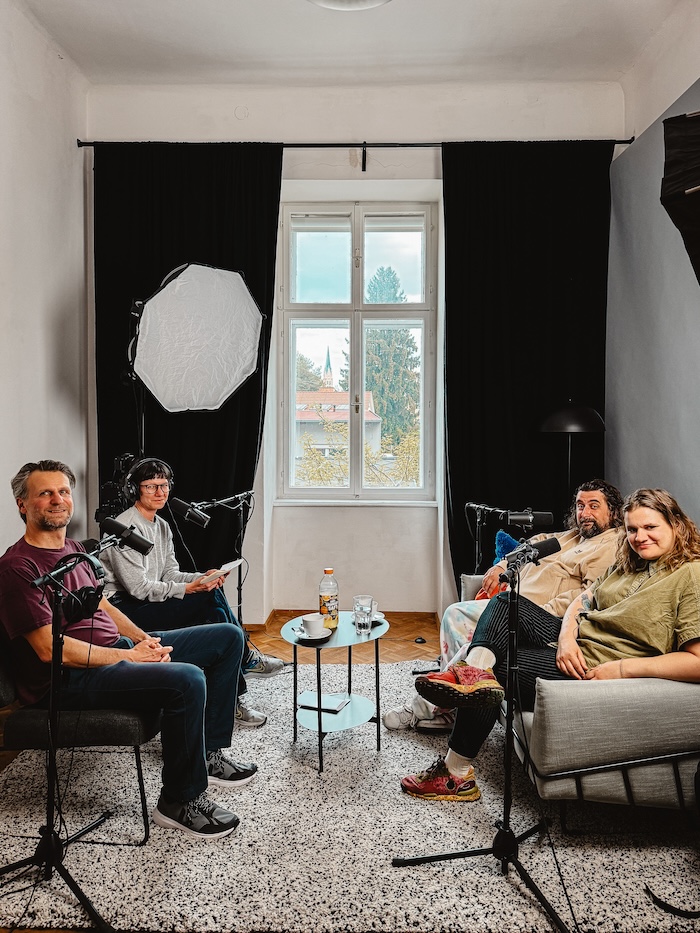 Klaus Lederwasch, Lydia Bißmann, Mario Tomić und Anna-Lena Obermoser im Podcast Studio.
