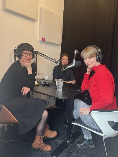 Das Theaterduo F.Wiesel mit Lydia Bißmann im Podcaststudio.