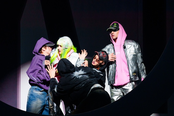 Fotocredit: Anna Rausch, Luiza Monteiro, Sarah Sophia Meyer, Tim Breyvogel. (Credit: Lex Karelly) Kritik: Slippery Slope, Schauspielhaus Graz