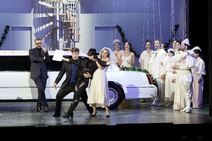 Fotocredit: Wilfried Zelinka, Nikita Ivasechko, Ekaterina Solunya, Sofia Vinnik, Chor der Oper Graz (Credit: Reinhard Winkler) Kritik: Così fan tutte, Oper Graz
