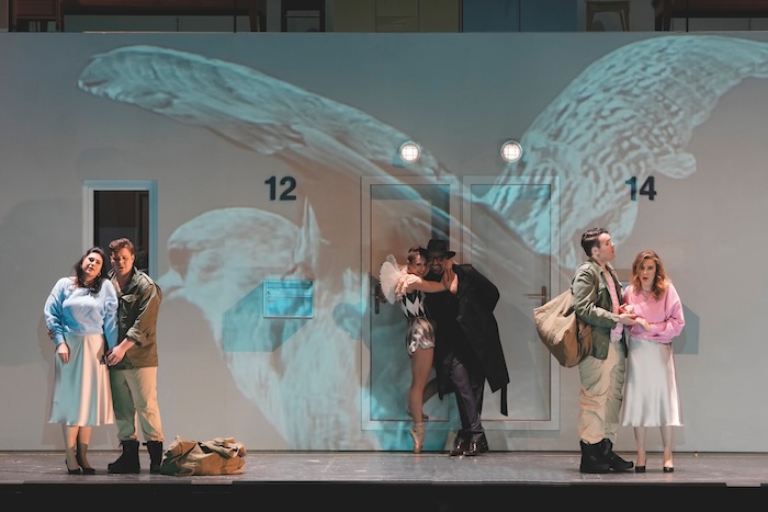 Fotocredit: Corina Koller, Nikita Ivasechko, Ann-Kathrin Adam, Wilfried Zelinka, Ted Black, Sofia Vinnik. (Credit: Reinhard Winkler) Kritik: Così fan tutte, Oper Graz