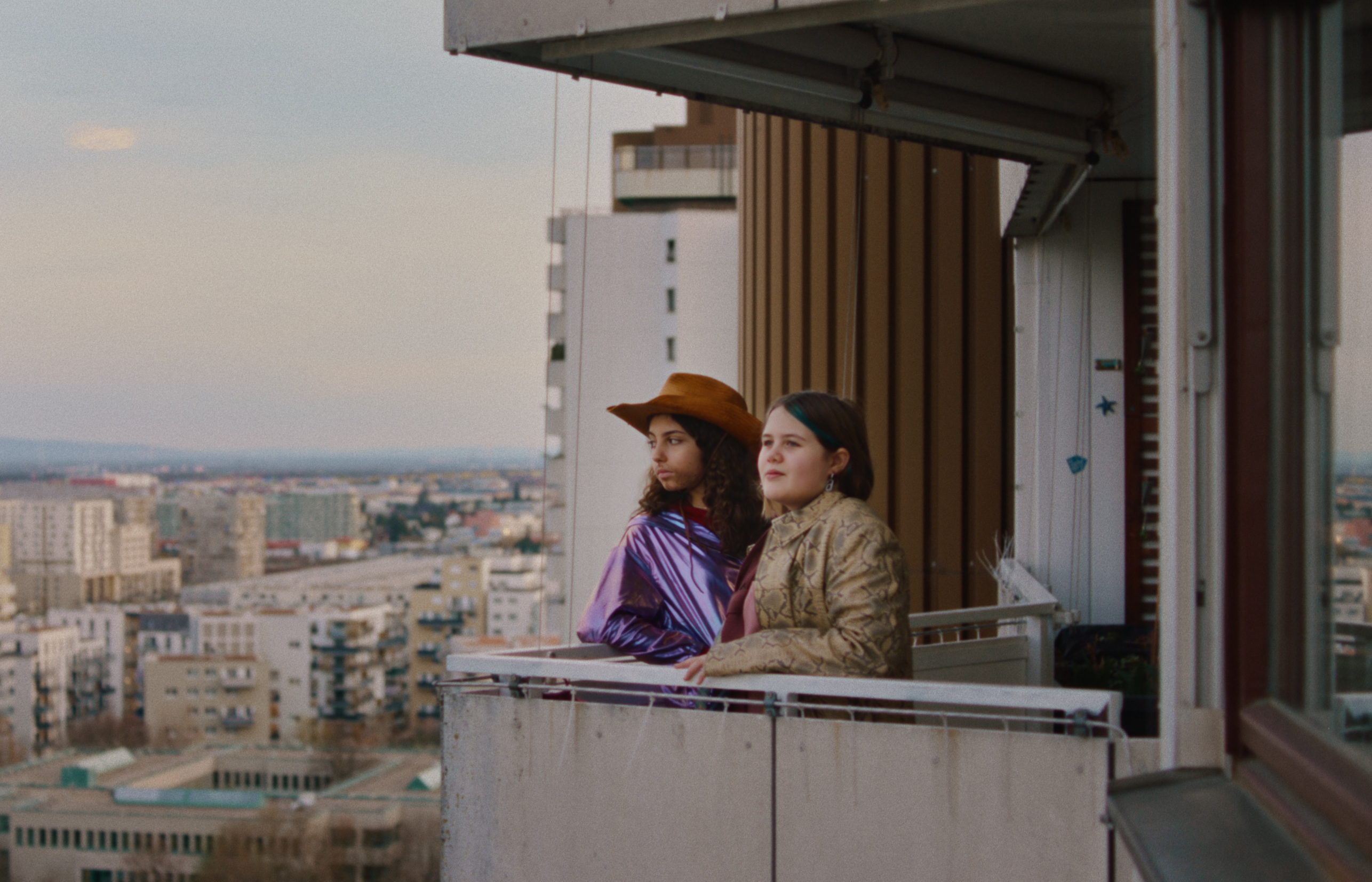 Fotocredit: Anna (Sienna Popovic) und Mara (Jessica Paar) verbindet eine innige Freundschaft, die beim Heranwachsen hilft. (Fotocredit: Nikolaus Geyrhalter Film) Filmkritik: Wenn du Angst hast, nimmst du dein Herz in den Mund und lächelst