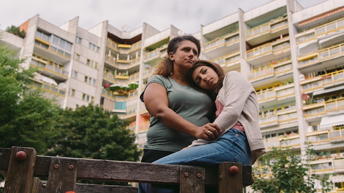 Fotocredit: Mariya Menner und Siena Popović in Wenn du Angst hast nimmst du dein Herz in den Mund und lächelst. (Fotocredit: Nikolaus Geyrhalter Film) Filmkritik: Wenn du Angst hast, nimmst du dein Herz in den Mund und lächelst