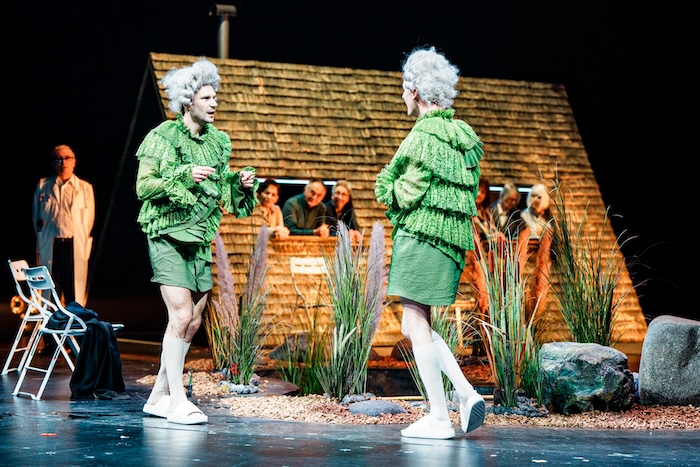 Fotocredit: Rudi Widerhofer, Mario Lopatta, Dominik Puhl mit Statist:innen (c) Joe Ambrosch Kritik: Immer noch hier, Schauspielhaus Graz