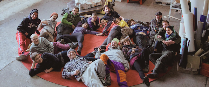Gruppenfoto von fast allen Mitgliedern des Kunstverein Roter Keil.