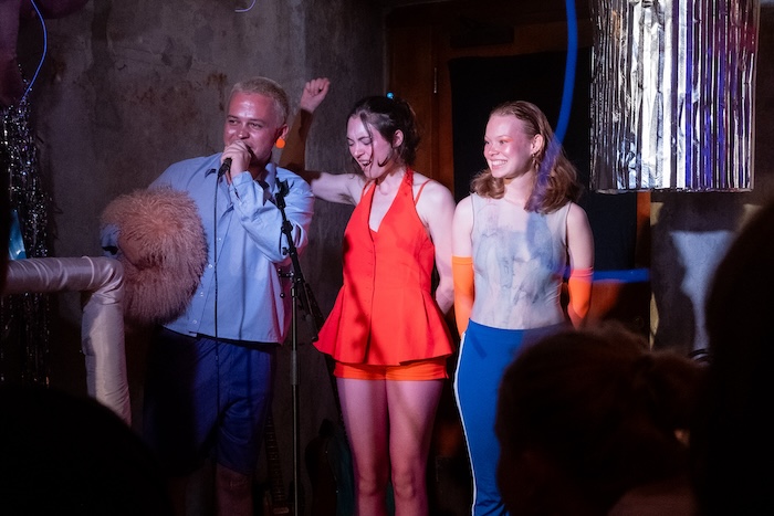Kritik: Belly of the Best, Bar Beate