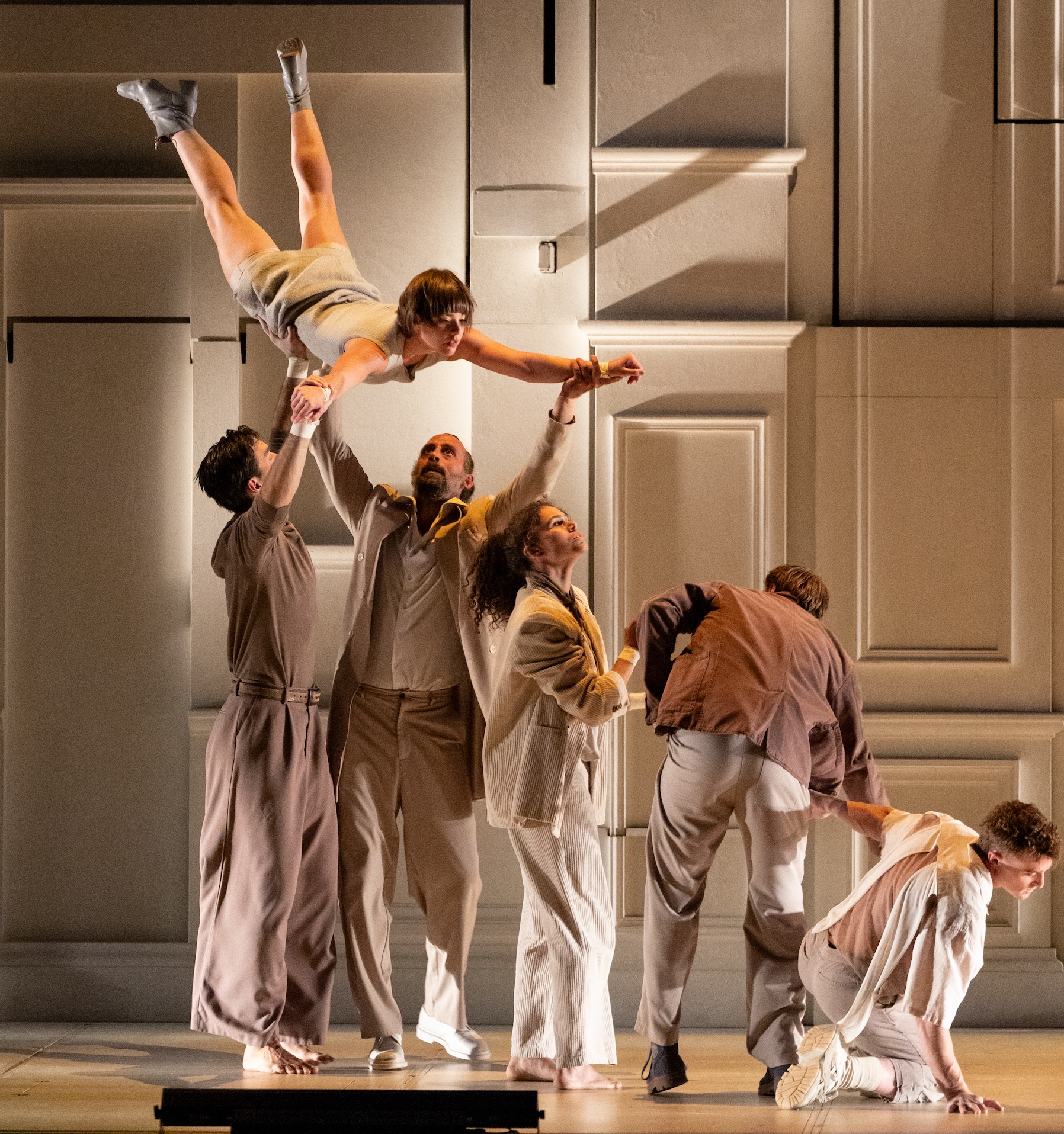 Kritik: Cirque Le Roux, „Entre Chiens et Louves“, La Strada