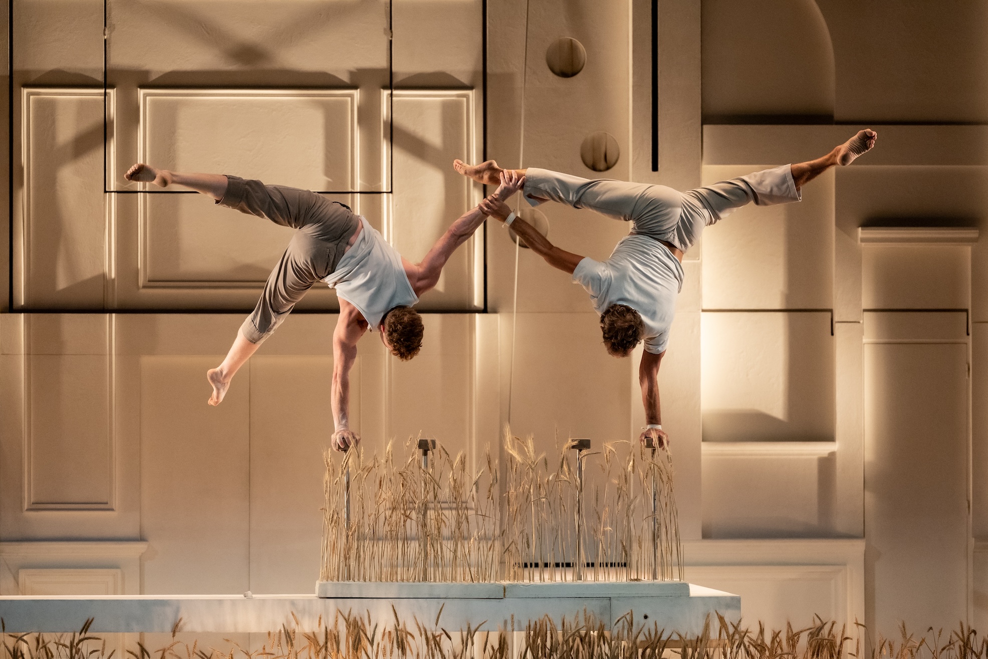 Kritik: Cirque Le Roux, „Entre Chiens et Louves“, La Strada