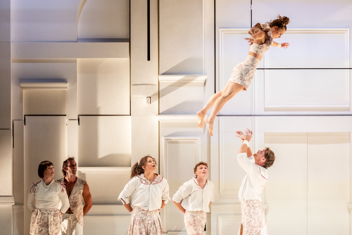 Kritik: Cirque Le Roux, „Entre Chiens et Louves“, La Strada