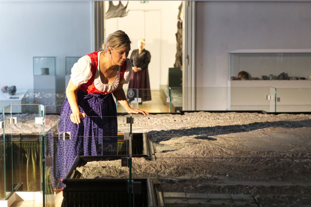 Kritik: Den Blick über die Schulter werfen, Kunstlabor Graz