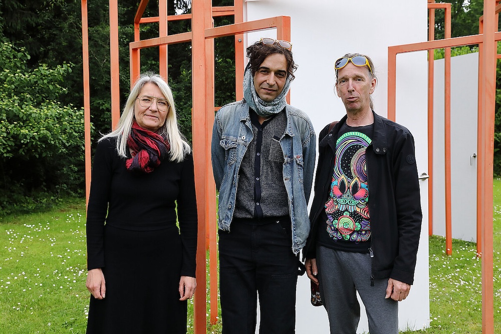 Gabriele Mackert (Leiterin des Österreichischen Skulpturenparks), Künstler Erfan Rezai und Markus Wilfling