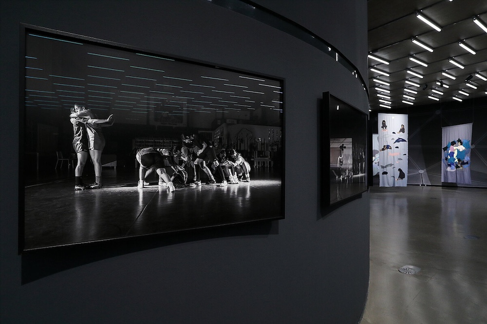 Ausstellungsansicht "Unseen Futures to Come. Fall" mit Adelita Husni Bey, "Difesa (Defense) (Image theatre warm up), from the series Briganti", 2023 und Sophie Utikal "I Thought We Had More Time", 2021