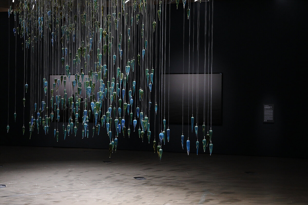 Ausstellungsansicht "Unseen Futures to Come. Fall" mit Yhonnie Scarce "Operation Buffalo" 2024