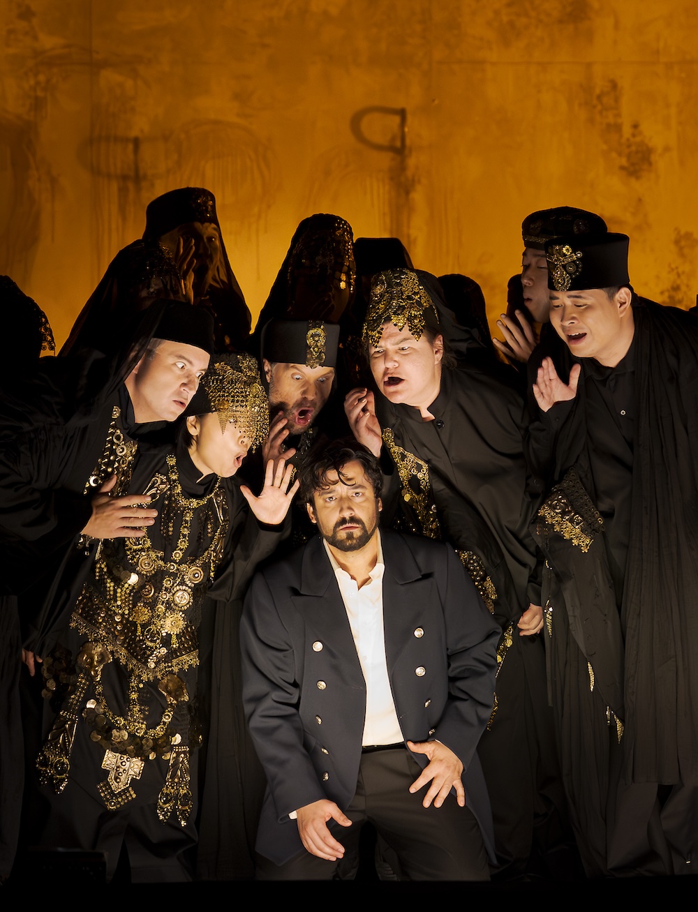 Fotocredit: Dmitry Ivanchey als Idomeneo, Jianwei Liu als Oberpriester, Chor der Oper Graz. (Fotocredit: Oper Graz, Werner Kmetitsch) Dmitry Ivanchey als Idomeneo, Jianwei Liu als Oberpriester, Chor der Oper Graz