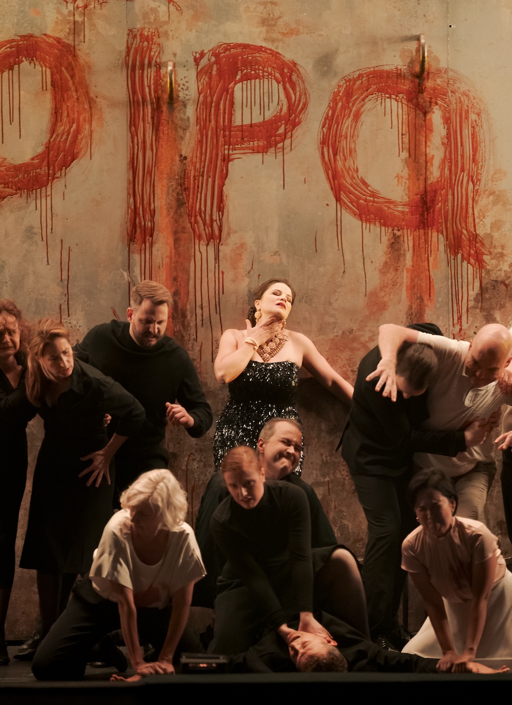 Fotocredit: Marjukka Tepponen als Elettra, Chor & Statisterie der Oper Graz. (Fotocredit: Oper Graz, Werner Kmetitsch) Marjukka Tepponen als Elettra, Chor & Statisterie der Oper Graz