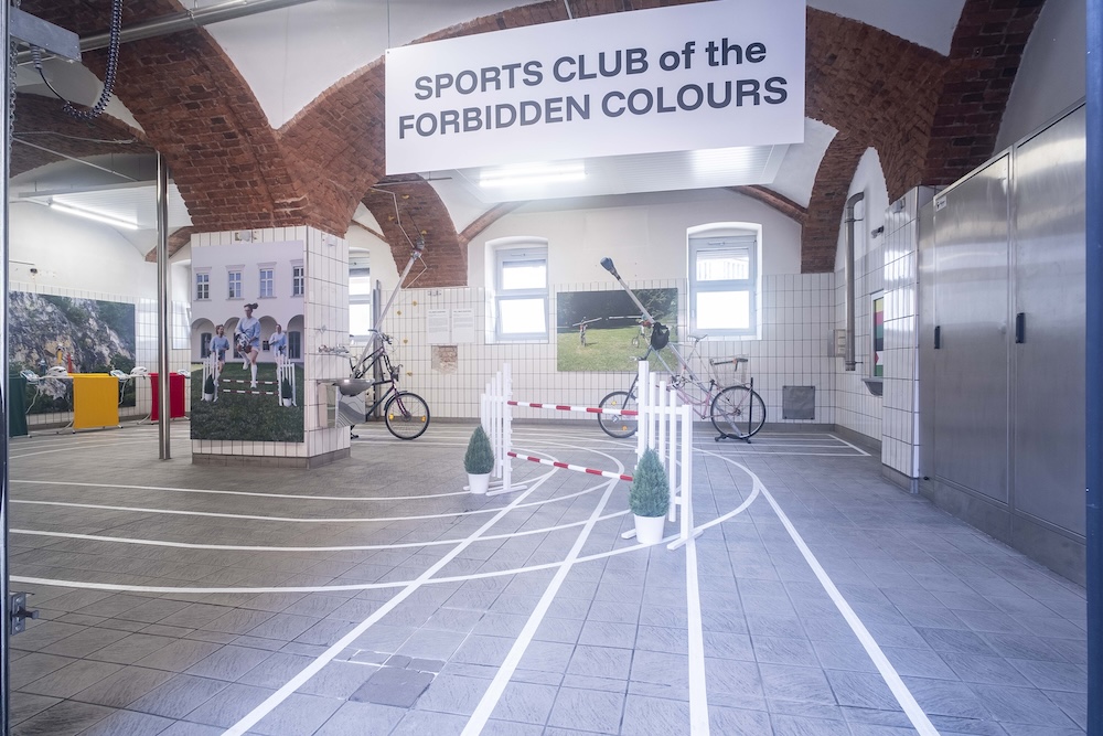 Ahmet Öğüt, Sports Club of the Forbidden Colours (2025), Installationsansicht, mit freundlicher Genehmigung des Künstlers, Foto: steirischer herbst / Mathias Völzke