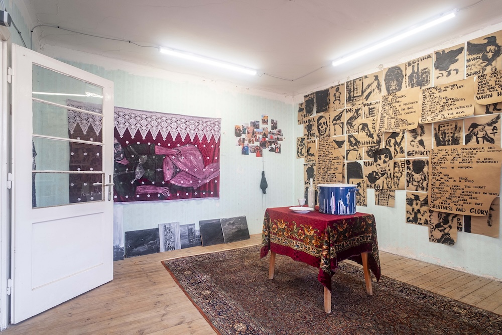 Haim Sokol, Scarecrow (2025), Installationsansicht, mit freundlicher Genehmigung des Künstlers, Foto: steirischer herbst / Mathias Völzke