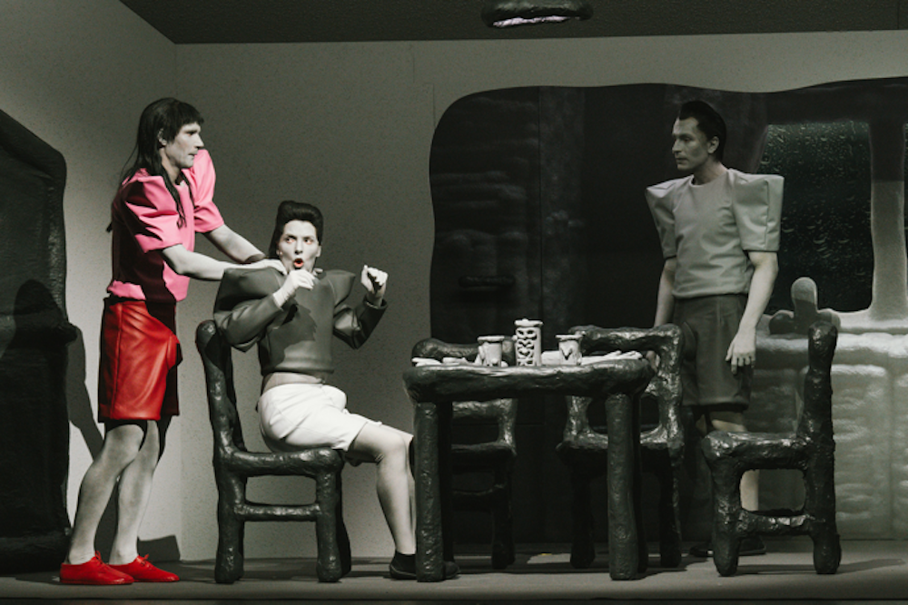 Fotocredit: Mario Lopatta, Anna Rausch und László Branko Breiding. (Fotocredit: Lex Karelly) Kritik: Die Tragödie von Romeo & Julia, Schauspielhaus Graz