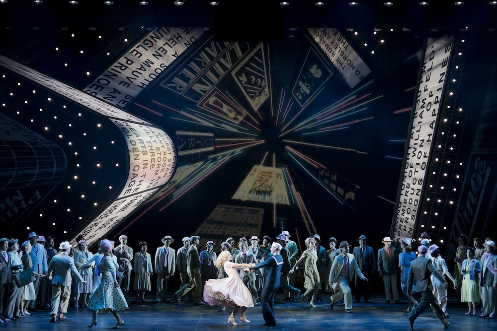 Fotocredit: Maria Joachimstaller, Simon Stockinger, Chor und Ballett der Oper Graz. (Fotocredit: Werner Kmetitsch, Oper Graz) Kritik: On the Town, Leonard Bernstein, Oper Graz