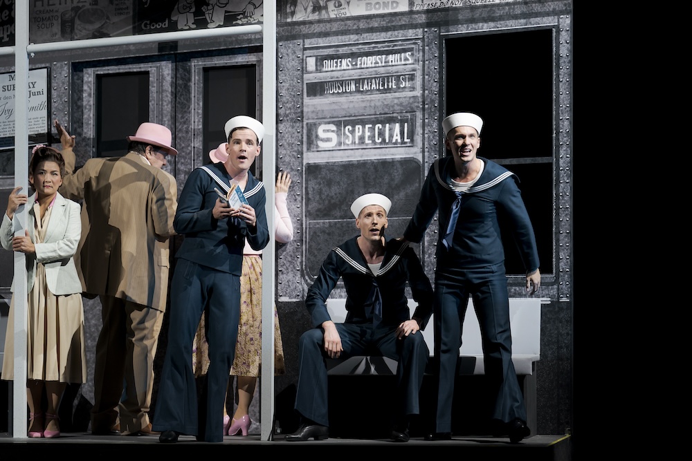 Fotocredit: Dennis Hupka, Clara Mills-Karzel, Veronika Hörmann, Fabian Kaiser & Connor McMahon (links außen Ballett Graz)(Fotocredit: Werner Kmetitsch, Oper Graz) Kritik: On the Town, Leonard Bernstein, Oper Graz