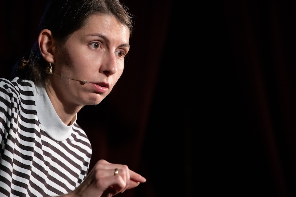 Fotocredit: Chrissi Buchmasser gewann 2021 im Theatercafé den Publikums-Kleinkunstvogel. (Fotocredit: Jules Stipsits) Kritik, Chrissi Buchmasser, Zugzwang