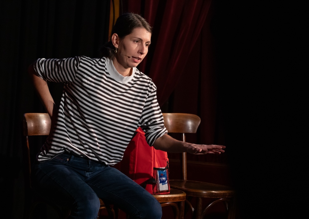 Fotocredit: Millenial-Probleme am Tapet: Chrissi Buchmasser in "Zugzwang". (Fotocredit: Jules Stipsits) Kritik, Chrissi Buchmasser, Zugzwang