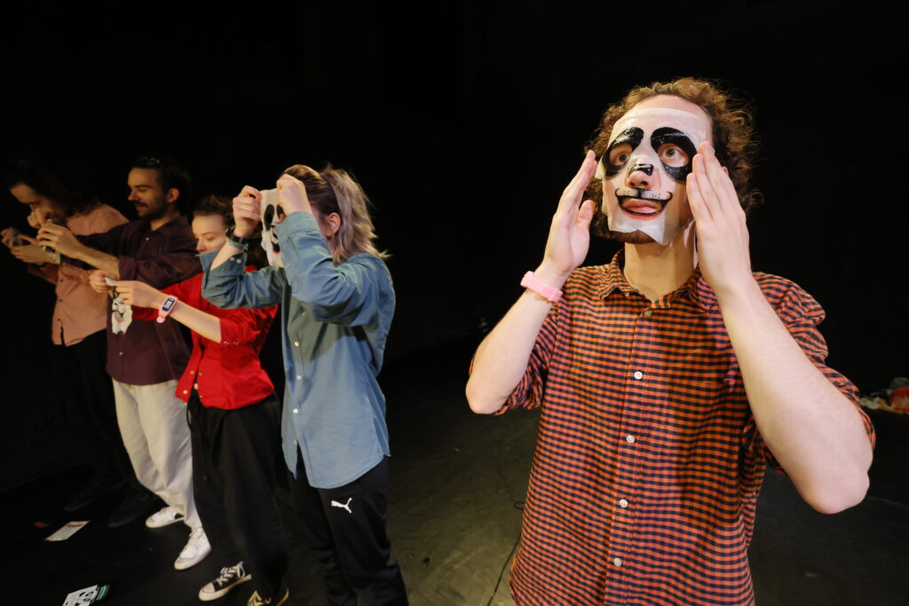 Fotocredit: Fotocredit: Clemens Nestroy "#routinenmaschinen" von der Theaterwerkstatt Teeohneater