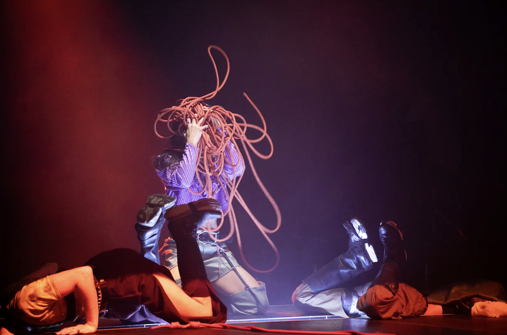 Fotocredit: Ein erster Höhepunkt des ELEVATE ist jährlich die Eröffnung  – zuletzt 2025 durch die Performance 'Bounce' von Navaridas & Deutinger (AT). (Fotocredit: Johanna Lamprecht) Bounce, Navaridas & Deutinger (AT)