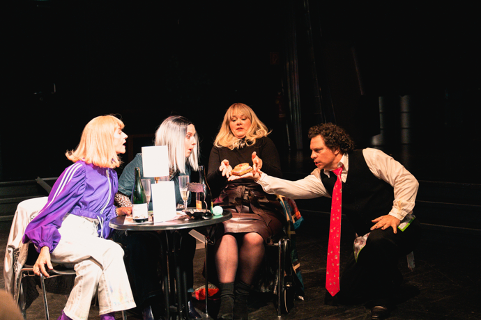 Fotocredit: Der Stammtisch (Susa Rauch, Petra Aicher-Pichler und Karin Hochreiter) mit unterwürfigen Ober (Oliver Chomik) (Fotocredit Lex Karelly) „Leck mich am Arsch, amore mio!“ vom Schauspielhaus Graz in Kooperation mit der Theaterakademie LebensGroß
