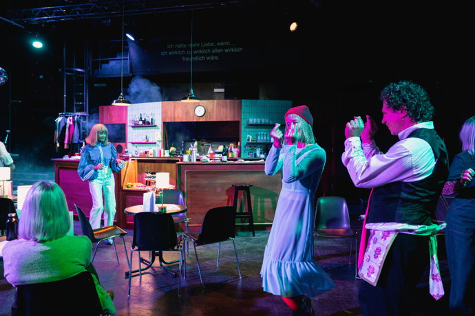 Fotocredit: Das Café tanzt (Fotocredit Lex Karelly) „Leck mich am Arsch, amore mio!“ vom Schauspielhaus Graz in Kooperation mit der Theaterakademie LebensGroß