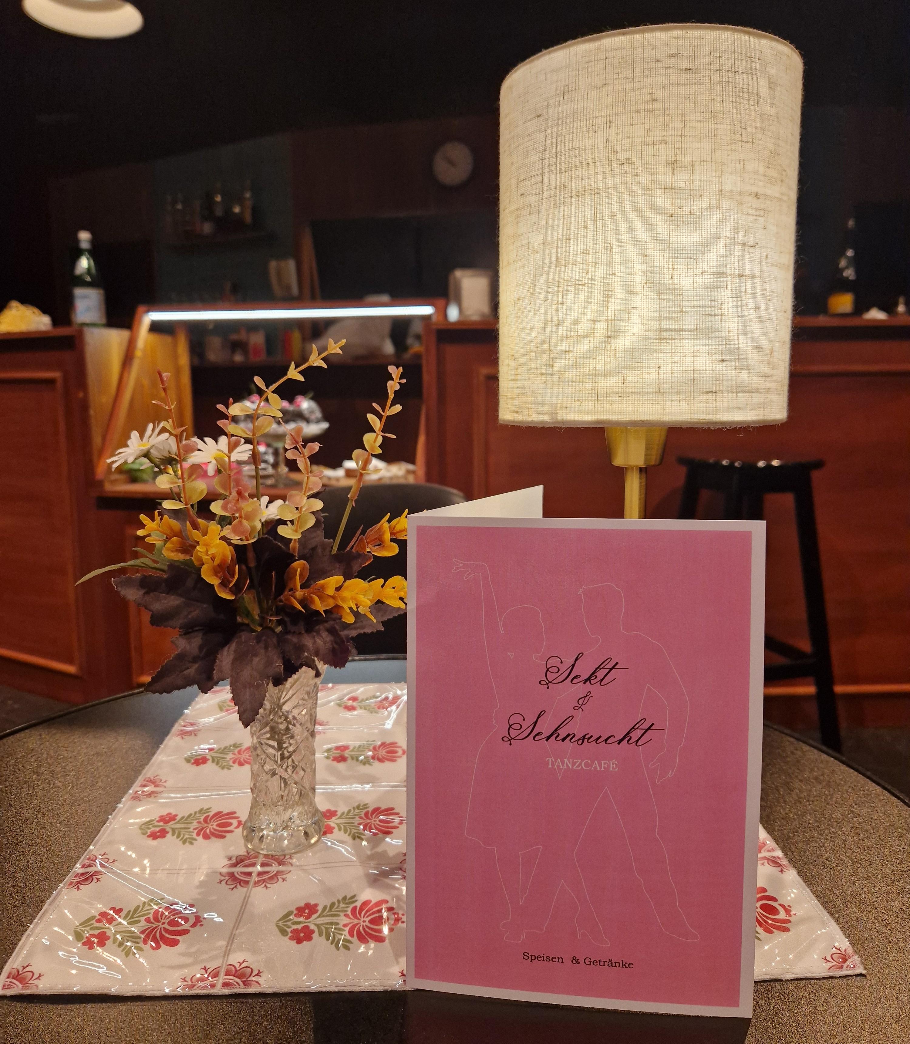 Fotocredit: Ein Tisch im Tanzcafé "Sekt & Sehnsucht" (Fotocredit kuma) „Leck mich am Arsch, amore mio!“ vom Schauspielhaus Graz in Kooperation mit der Theaterakademie LebensGroß